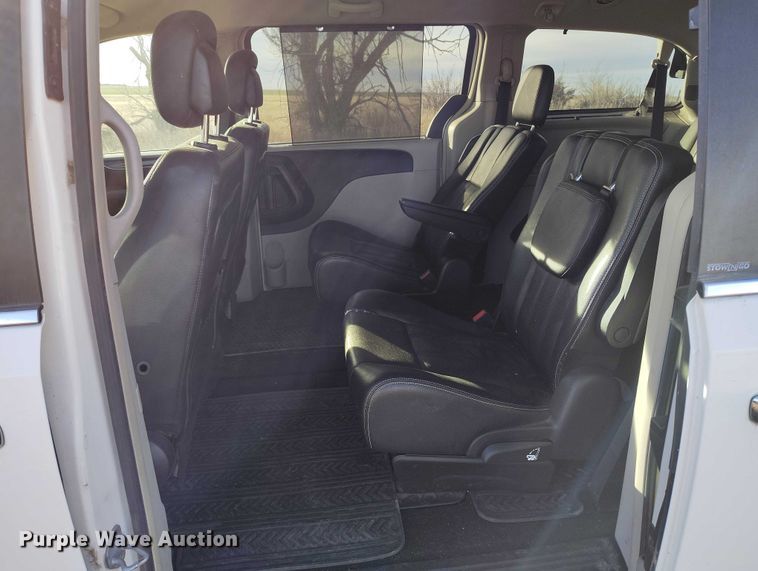 image for item DT0844 2013 Chrysler Town&Country van