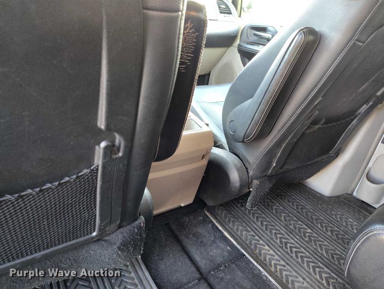 image for item DT0844 2013 Chrysler Town&Country van