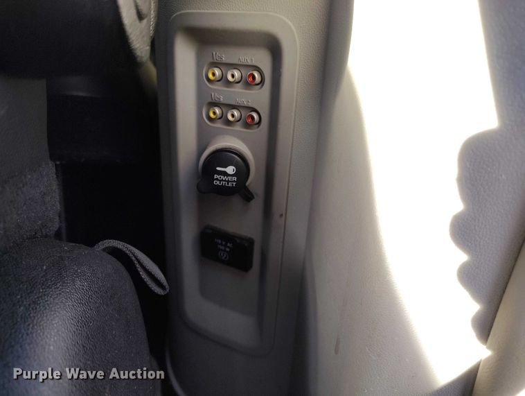 image for item DT0844 2013 Chrysler Town&Country van