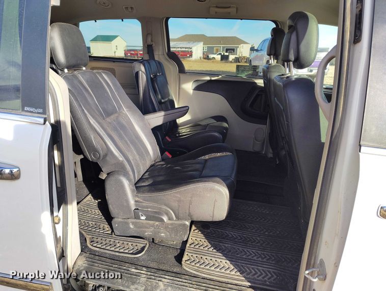 image for item DT0844 2013 Chrysler Town&Country van