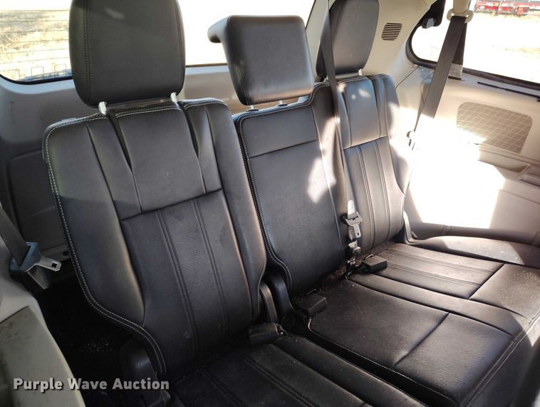 image for item DT0844 2013 Chrysler Town&Country van