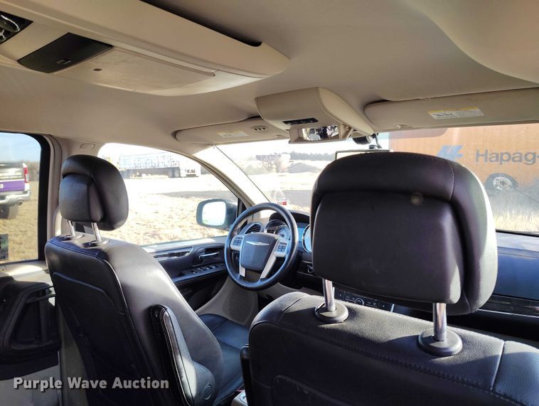 image for item DT0844 2013 Chrysler Town&Country van