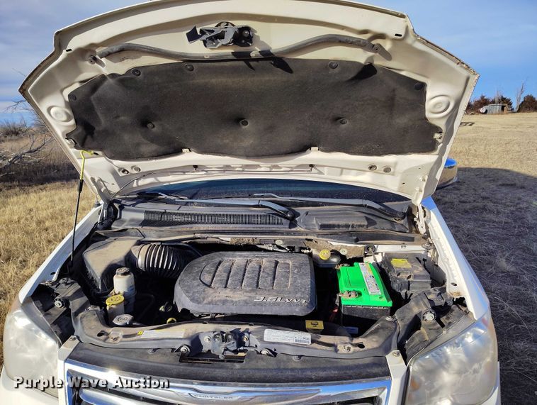 image for item DT0844 2013 Chrysler Town&Country van