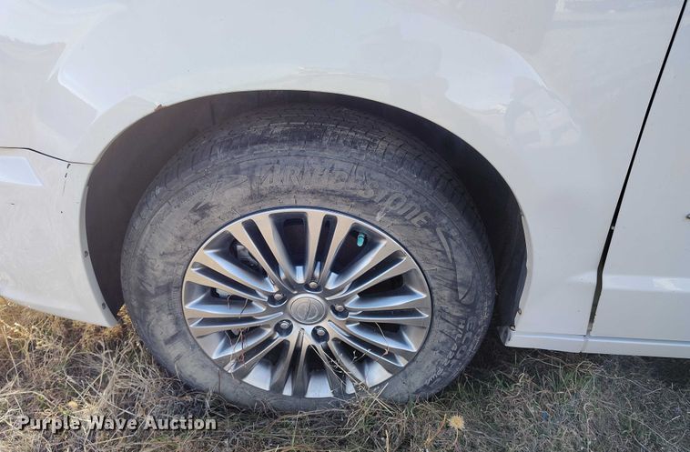 image for item DT0844 2013 Chrysler Town&Country van