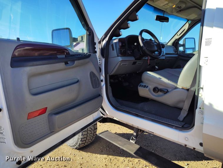 image for item DT0860 2006 Ford F350 Lariat Crew Cab pickup truck