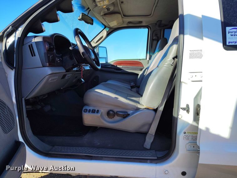 image for item DT0860 2006 Ford F350 Lariat Crew Cab pickup truck