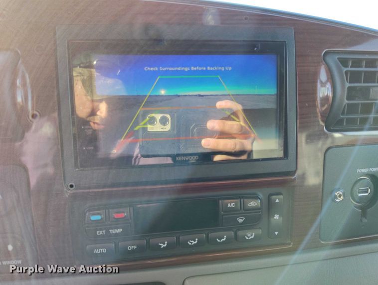 image for item DT0860 2006 Ford F350 Lariat Crew Cab pickup truck