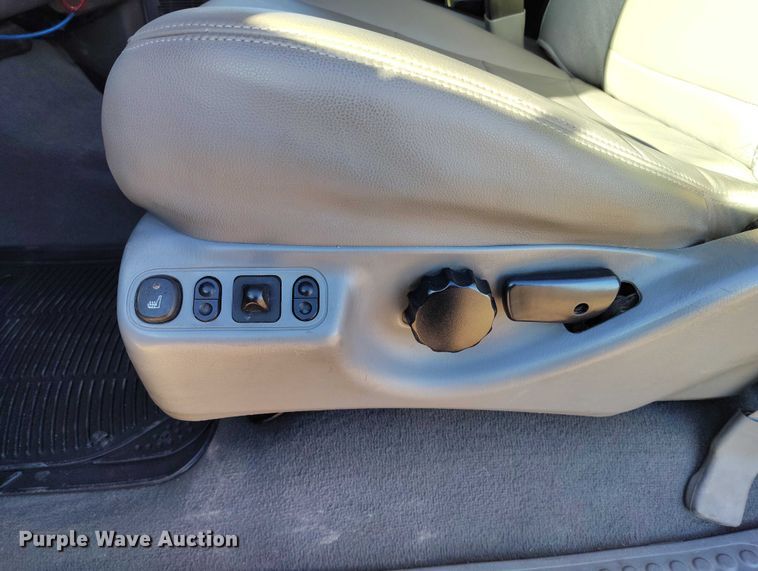 image for item DT0860 2006 Ford F350 Lariat Crew Cab pickup truck