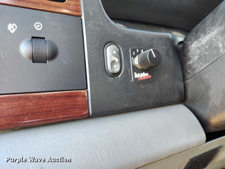 image for item DT0860 2006 Ford F350 Lariat Crew Cab pickup truck