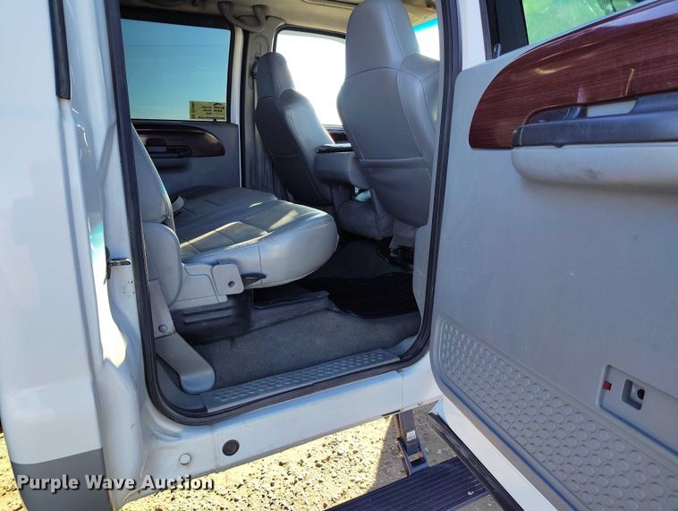 image for item DT0860 2006 Ford F350 Lariat Crew Cab pickup truck