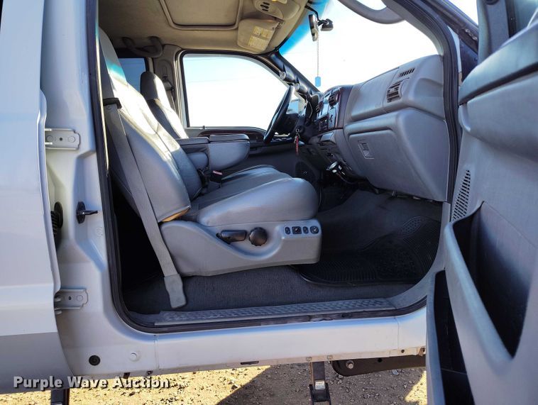 image for item DT0860 2006 Ford F350 Lariat Crew Cab pickup truck