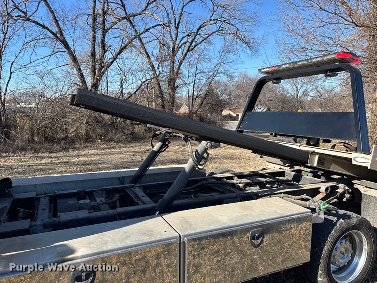 image for item DU6956 2019 Ford F550 Super Duty rollback truck