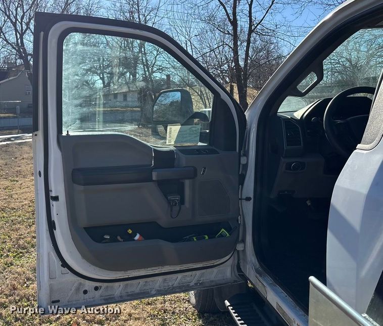 image for item DU6956 2019 Ford F550 Super Duty rollback truck