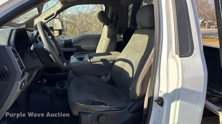 image for item DU6956 2019 Ford F550 Super Duty rollback truck