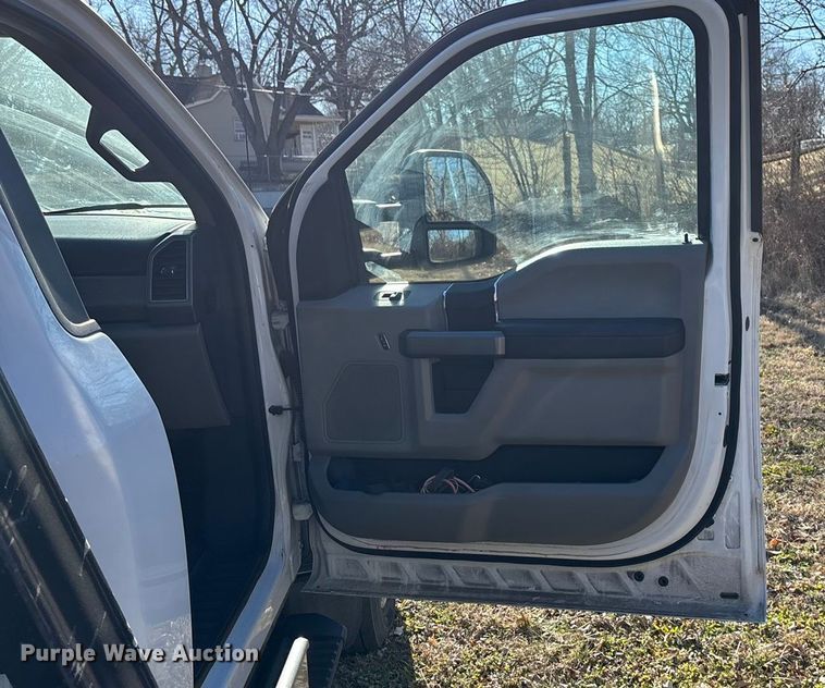 image for item DU6956 2019 Ford F550 Super Duty rollback truck