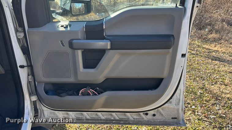 image for item DU6956 2019 Ford F550 Super Duty rollback truck