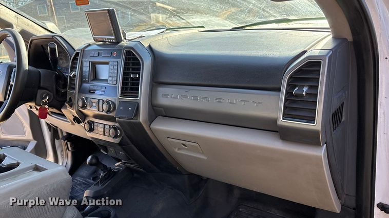 image for item DU6956 2019 Ford F550 Super Duty rollback truck