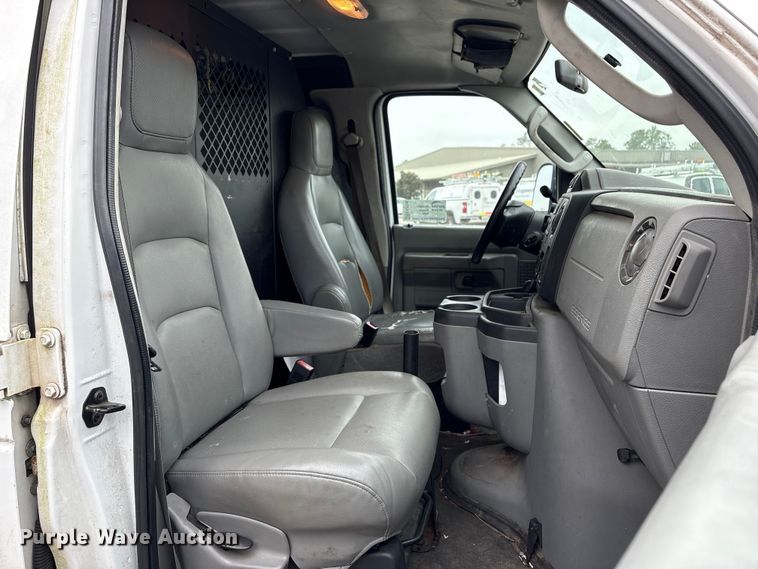 image for item EA7126 2009 Ford E150 van
