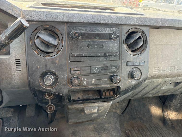 image for item EA7922 2013 Ford F250 Super Duty XL flatbed pickup truck