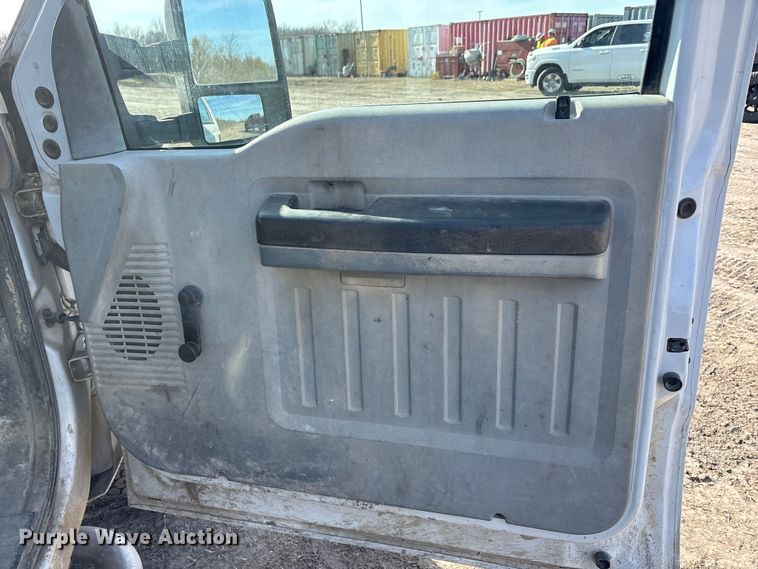 image for item EA7922 2013 Ford F250 Super Duty XL flatbed pickup truck