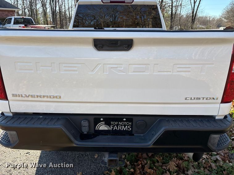 image for item ED2468 2023 Chevrolet Silverado 2500HD Crew Cab pickup truck