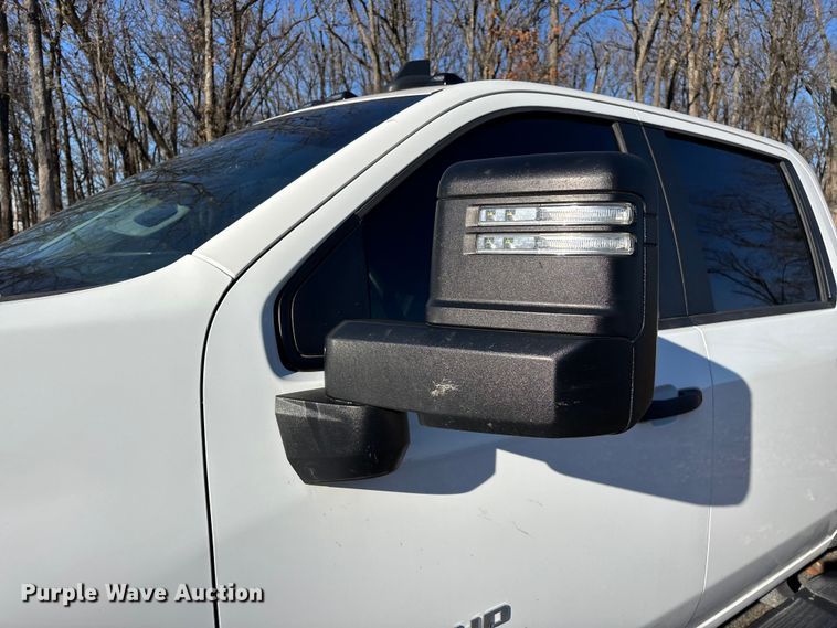 image for item ED2468 2023 Chevrolet Silverado 2500HD Crew Cab pickup truck