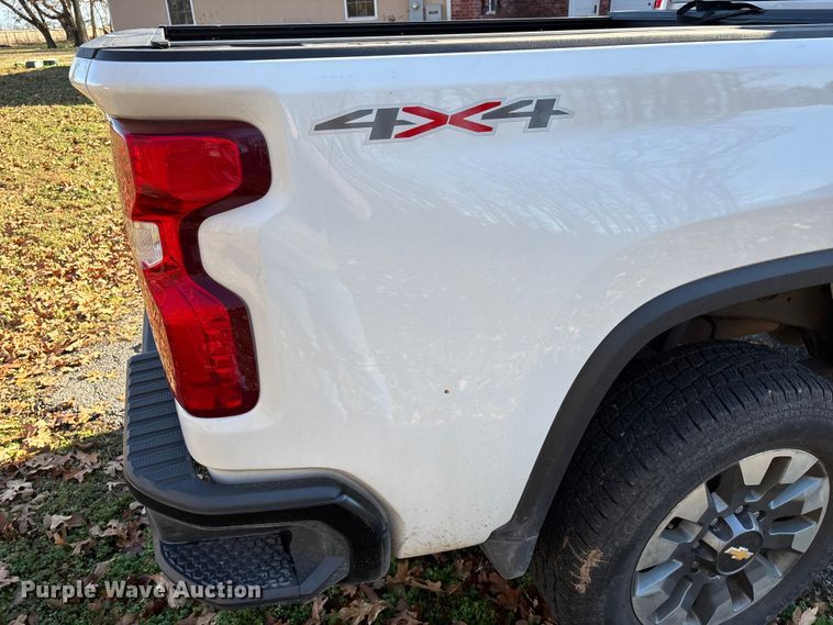 image for item ED2468 2023 Chevrolet Silverado 2500HD Crew Cab pickup truck