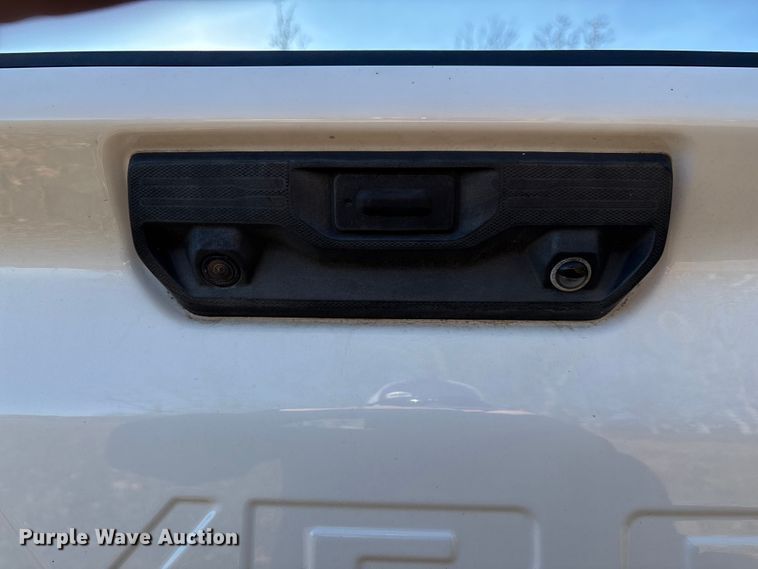 image for item ED2468 2023 Chevrolet Silverado 2500HD Crew Cab pickup truck