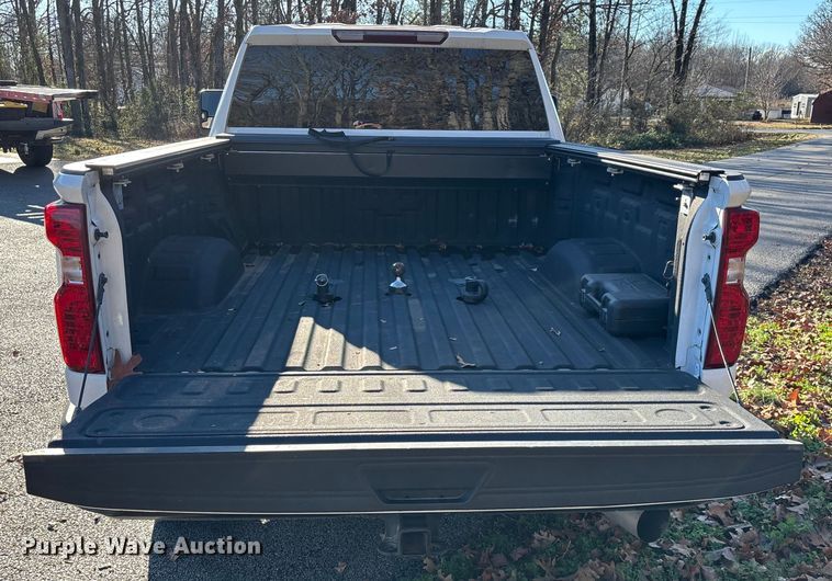 image for item ED2468 2023 Chevrolet Silverado 2500HD Crew Cab pickup truck