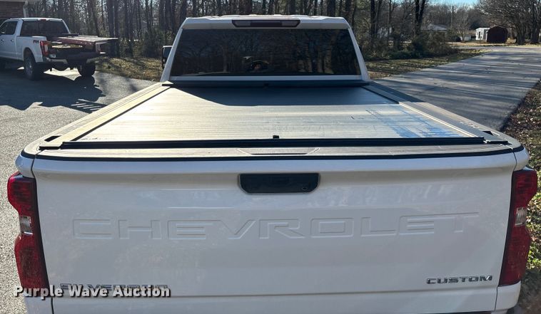 image for item ED2468 2023 Chevrolet Silverado 2500HD Crew Cab pickup truck