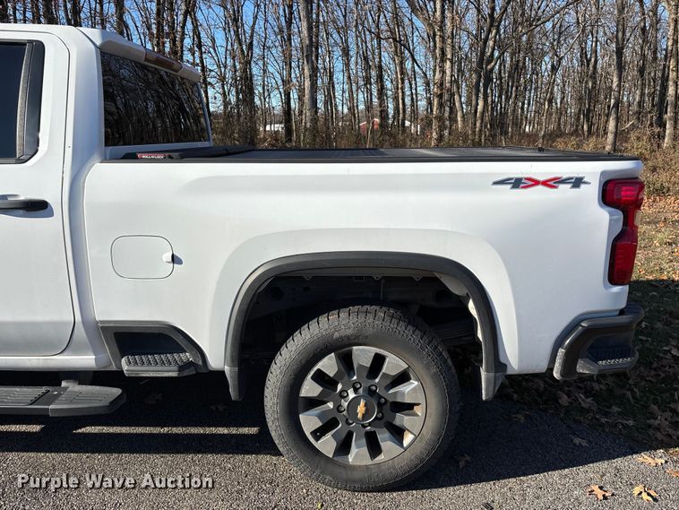 image for item ED2468 2023 Chevrolet Silverado 2500HD Crew Cab pickup truck