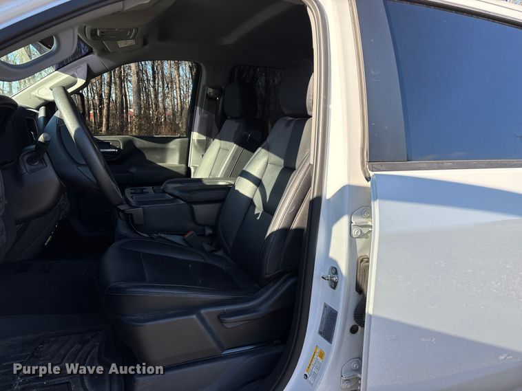 image for item ED2468 2023 Chevrolet Silverado 2500HD Crew Cab pickup truck