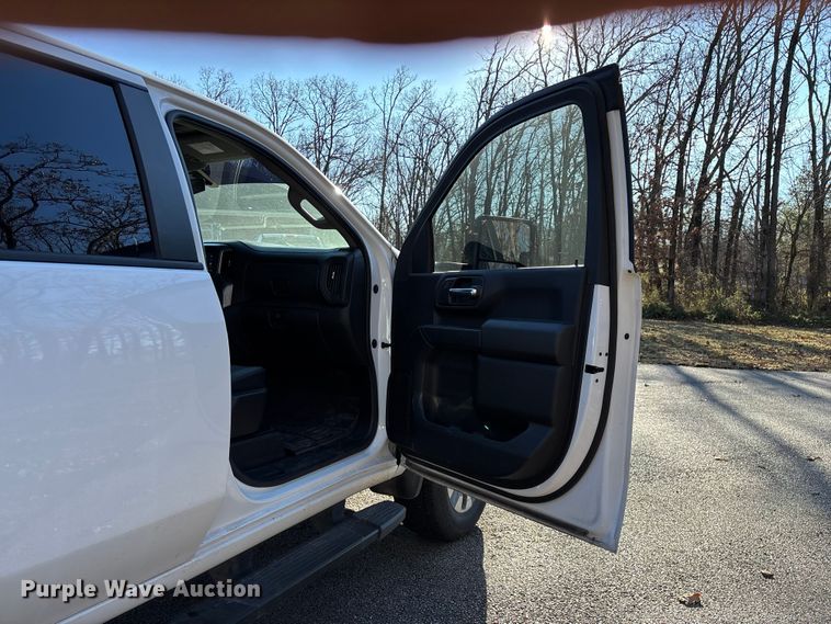 image for item ED2468 2023 Chevrolet Silverado 2500HD Crew Cab pickup truck