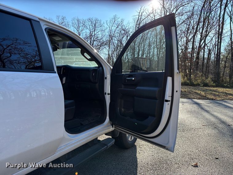 image for item ED2468 2023 Chevrolet Silverado 2500HD Crew Cab pickup truck