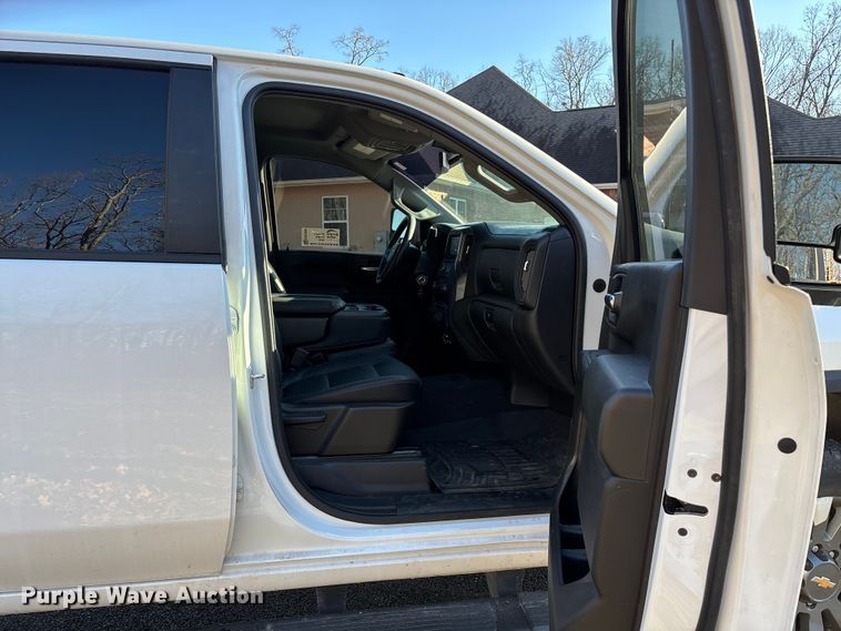 image for item ED2468 2023 Chevrolet Silverado 2500HD Crew Cab pickup truck