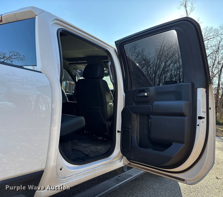 image for item ED2468 2023 Chevrolet Silverado 2500HD Crew Cab pickup truck