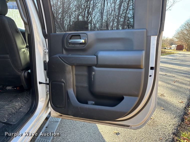 image for item ED2468 2023 Chevrolet Silverado 2500HD Crew Cab pickup truck