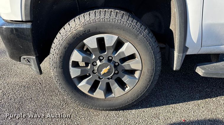 image for item ED2468 2023 Chevrolet Silverado 2500HD Crew Cab pickup truck