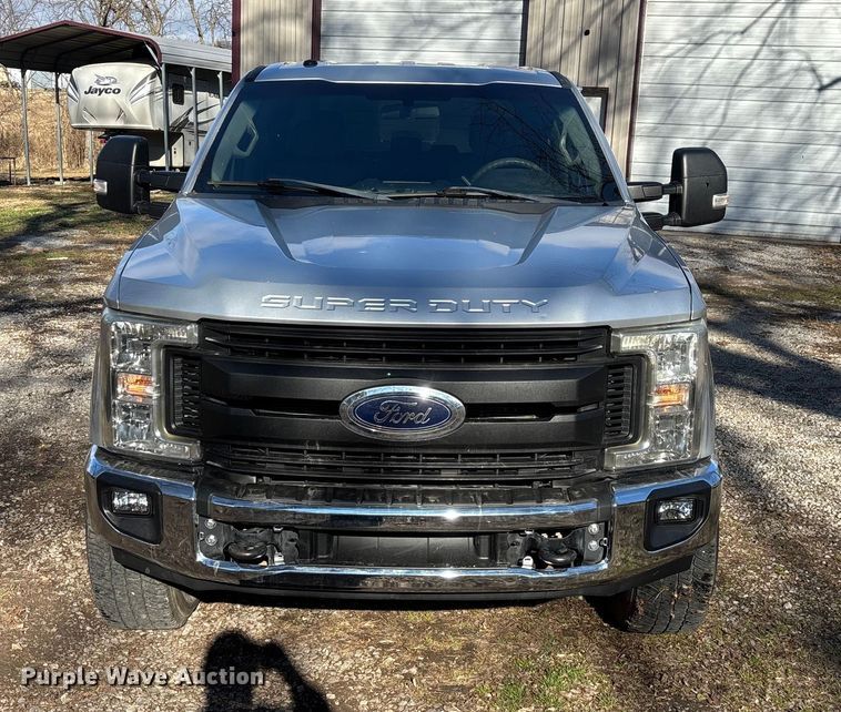 image for item ED2470 2019 Ford F250 Super Duty Crew Cab utility bed pickup truck