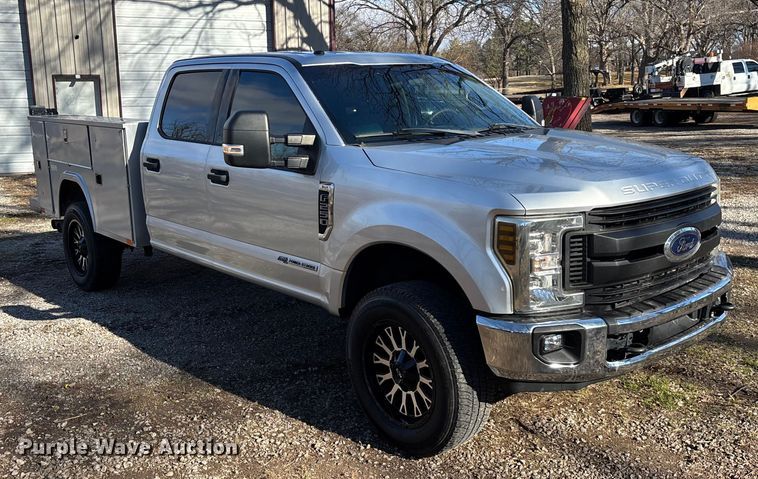 image for item ED2470 2019 Ford F250 Super Duty Crew Cab utility bed pickup truck