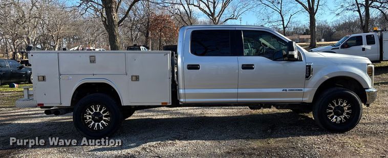 image for item ED2470 2019 Ford F250 Super Duty Crew Cab utility bed pickup truck