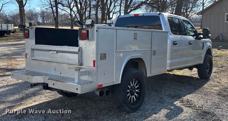 image for item ED2470 2019 Ford F250 Super Duty Crew Cab utility bed pickup truck