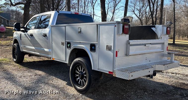 image for item ED2470 2019 Ford F250 Super Duty Crew Cab utility bed pickup truck