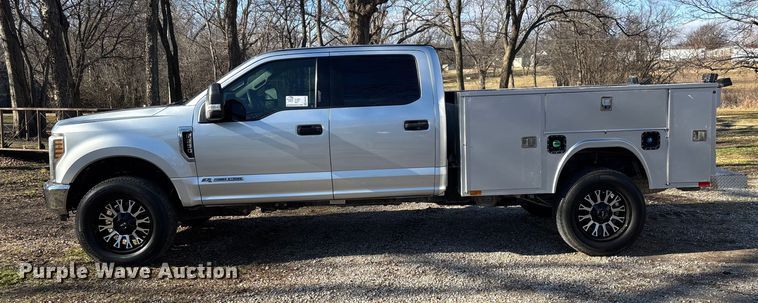 image for item ED2470 2019 Ford F250 Super Duty Crew Cab utility bed pickup truck