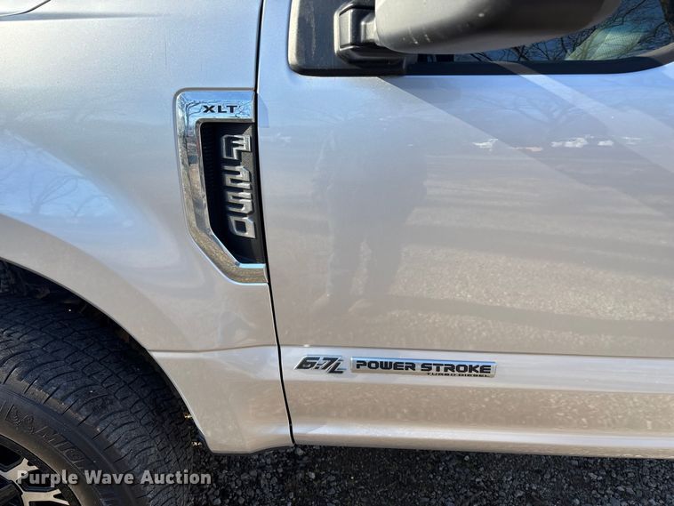 image for item ED2470 2019 Ford F250 Super Duty Crew Cab utility bed pickup truck