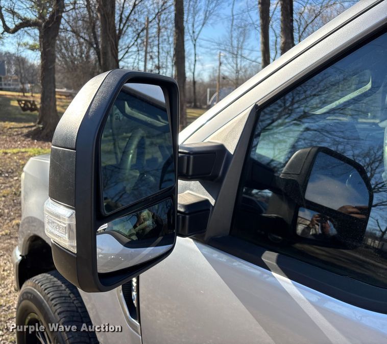 image for item ED2470 2019 Ford F250 Super Duty Crew Cab utility bed pickup truck