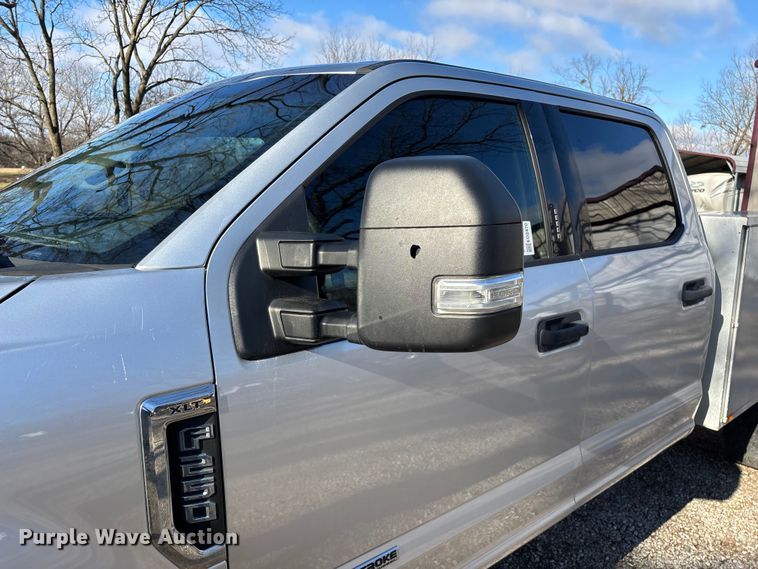 image for item ED2470 2019 Ford F250 Super Duty Crew Cab utility bed pickup truck