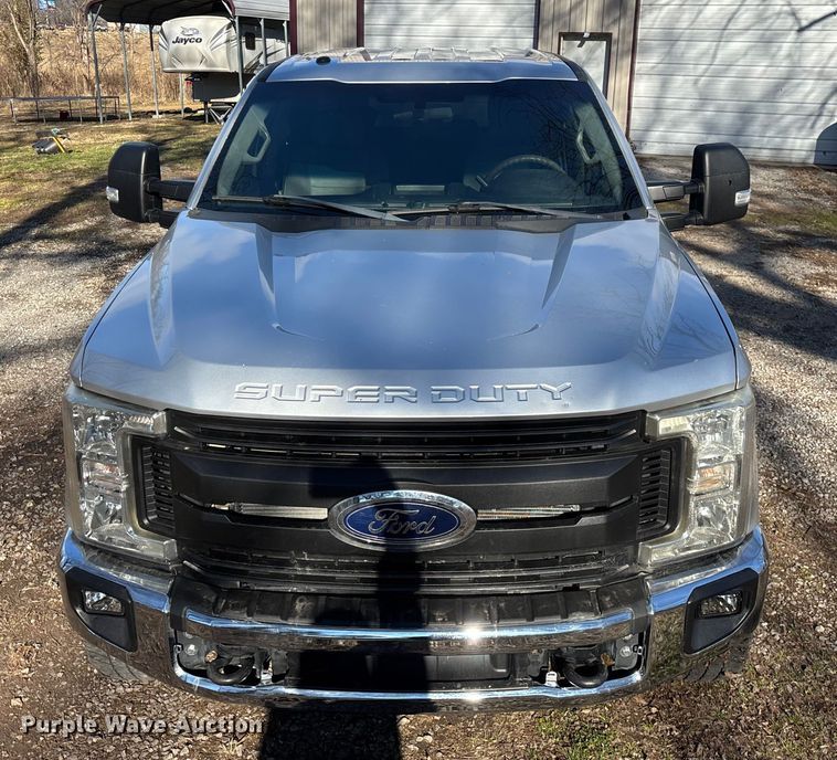 image for item ED2470 2019 Ford F250 Super Duty Crew Cab utility bed pickup truck