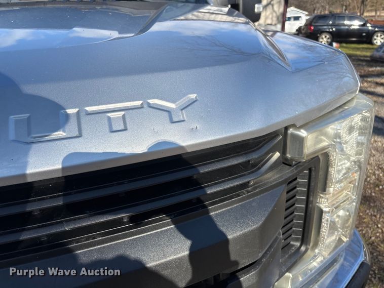 image for item ED2470 2019 Ford F250 Super Duty Crew Cab utility bed pickup truck