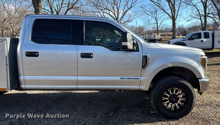 image for item ED2470 2019 Ford F250 Super Duty Crew Cab utility bed pickup truck